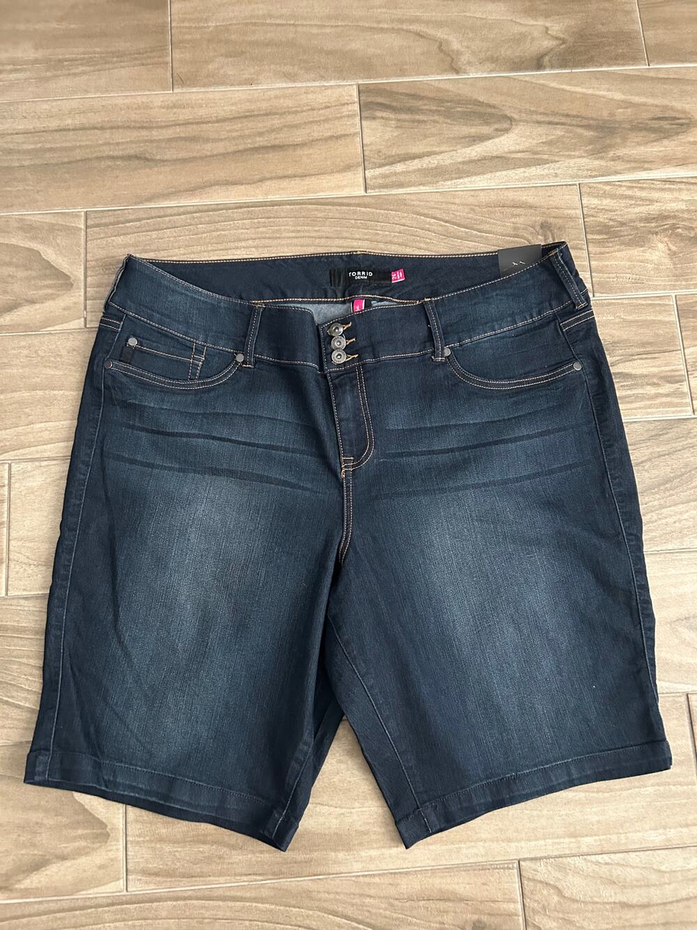 TORRID DARK BLUE DENIM SHORTS SIZE 26